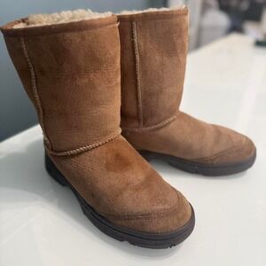 UGG Classic Short Chestnut Suede Shearling Boots Size 8